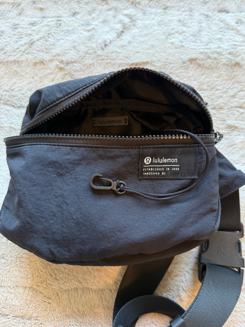 LULULEMON Clean Lines Belt Bag 2L in Black - Picture 9 of 16